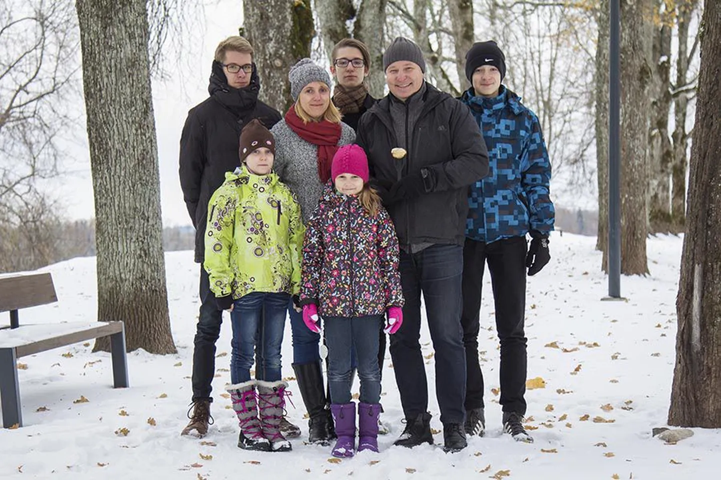 Rebase perekonnas on seitse liiget: isa Enno, ema Regina, pojad Erik, Henry ja Johannes ning tütred Rebeka ja Renate. Pereisal on käes Kuldse Kartuli auhind.