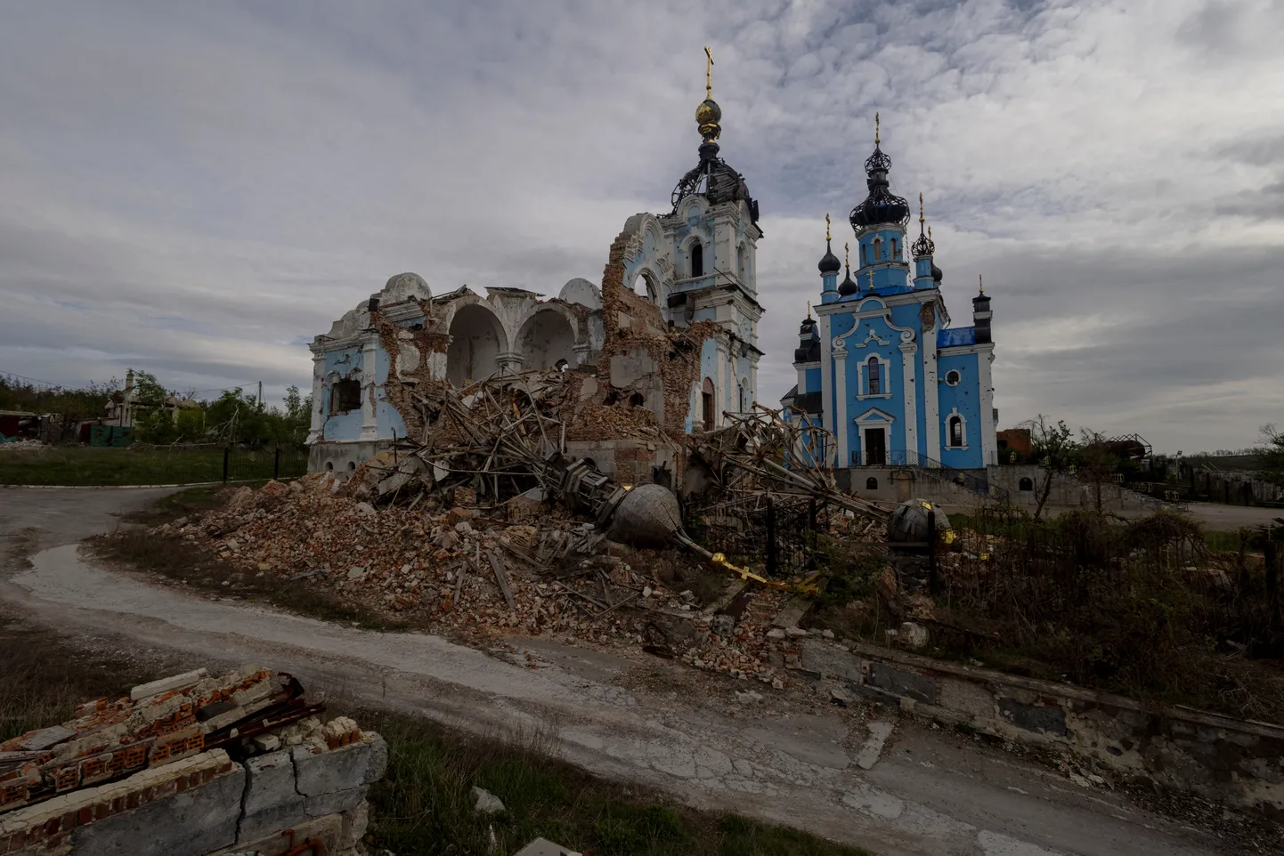 Разрушенная в результате российских ударов церковь в селе Богородичное.