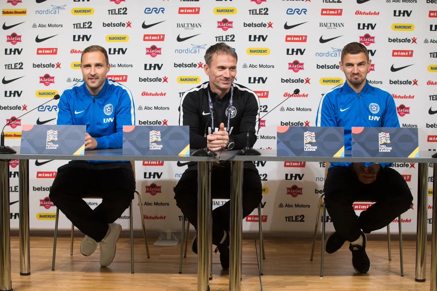 Eesti jalgpallikoondise pressikonverents. Vasakult Sander Puri, Martin Reim ja Ken Kallaste.