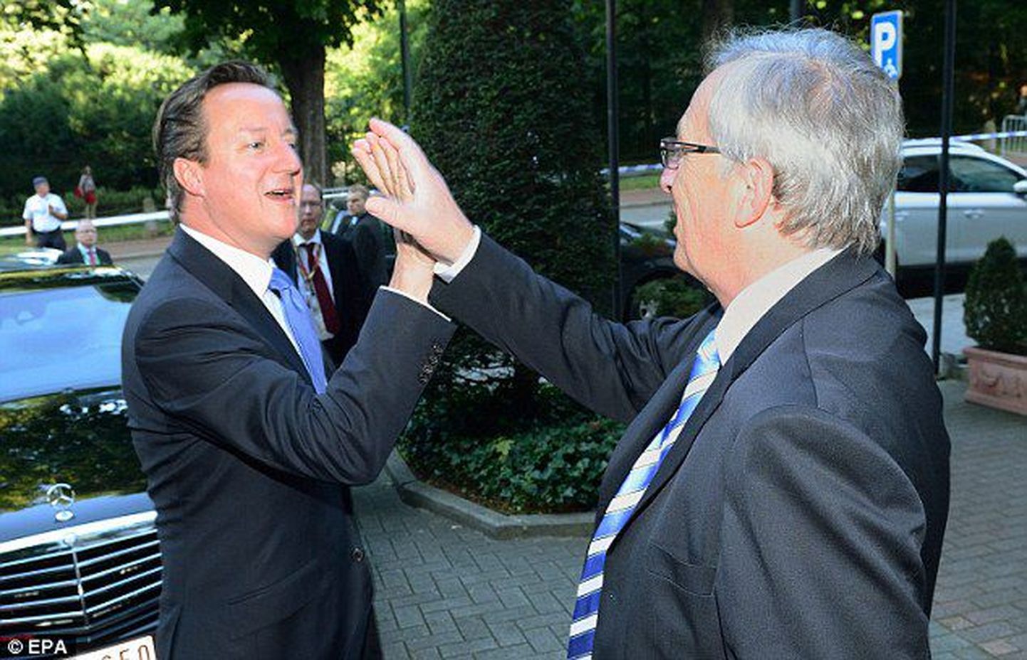 David Cameron ja Jean-Claude Juncker (paremal) Brüsselis patsi löömas.