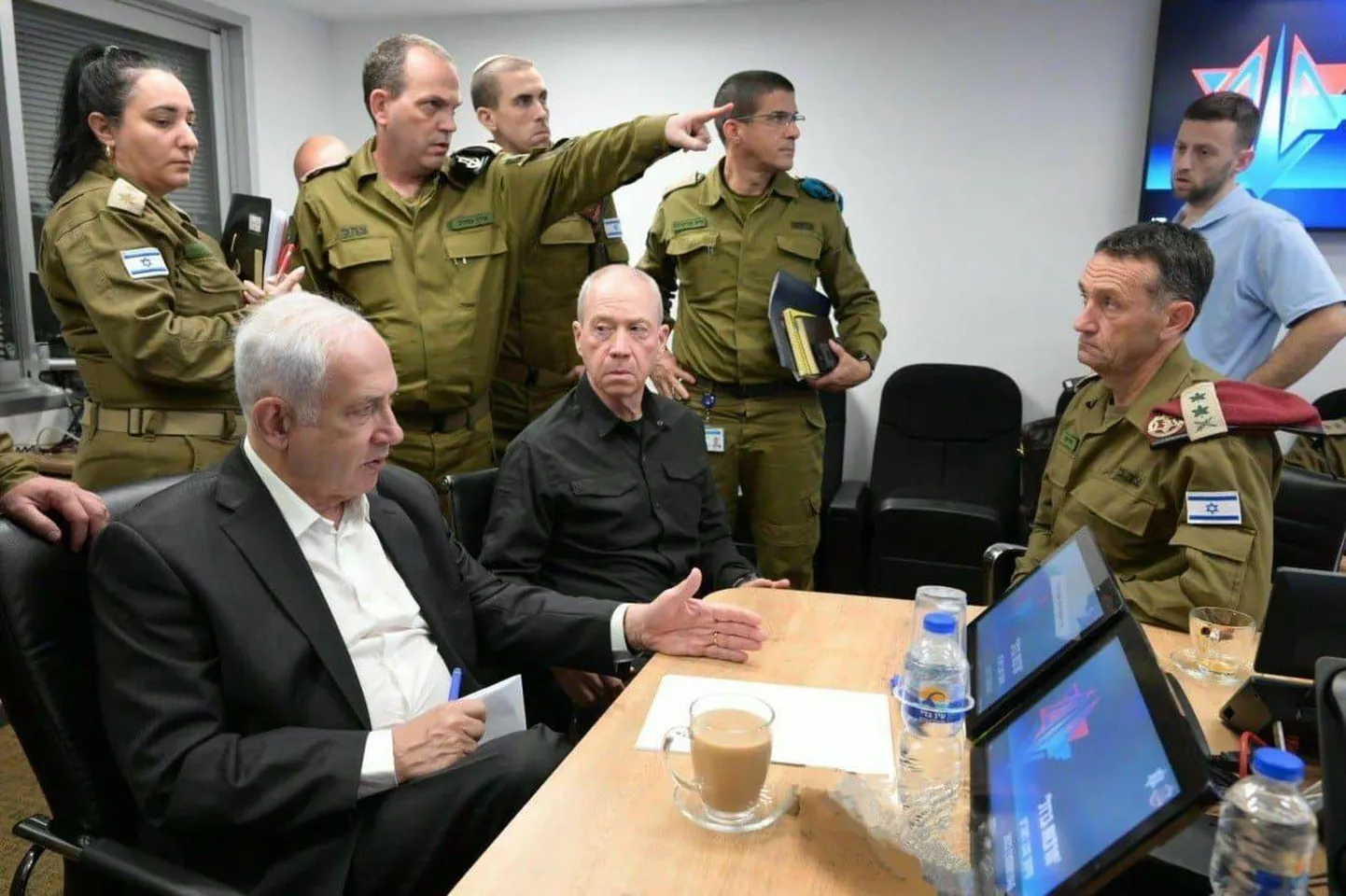 Iisraeli peaminister Benjamin Netanyahu (vasakul) üleeile Tel Avivis arutamas Hamasi vastast võitlust. 
