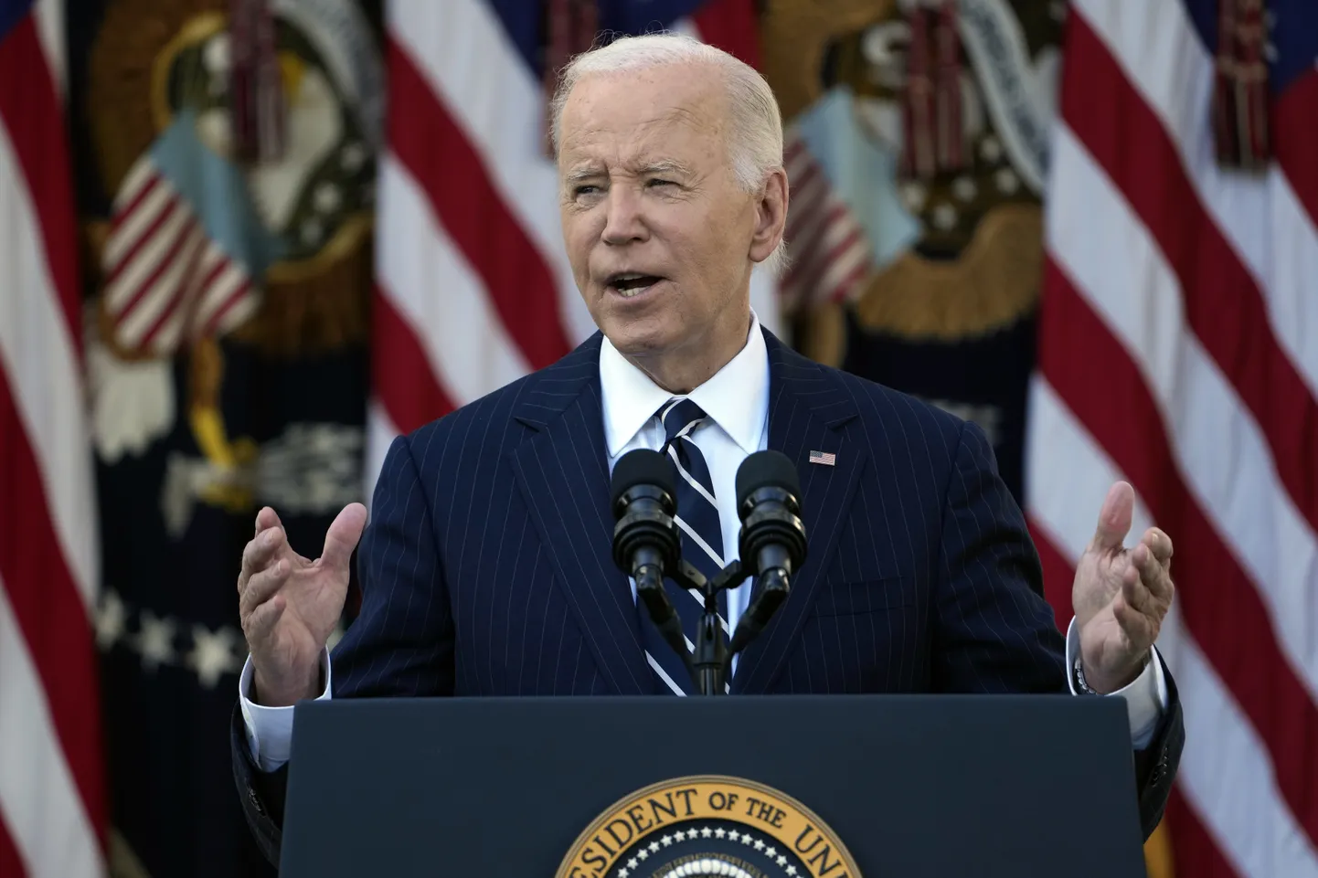Joe Biden Valge Maja roosiaias.