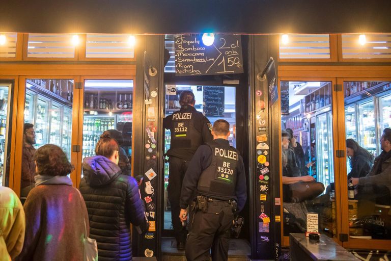 Berliini politseinikud väisamas keelust hoolimata avatud baari. 