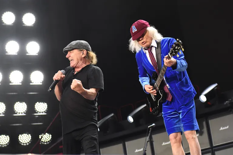Brian Johnson ja Angus Young esinevad AC/DCga mullu Wembley staadionil.