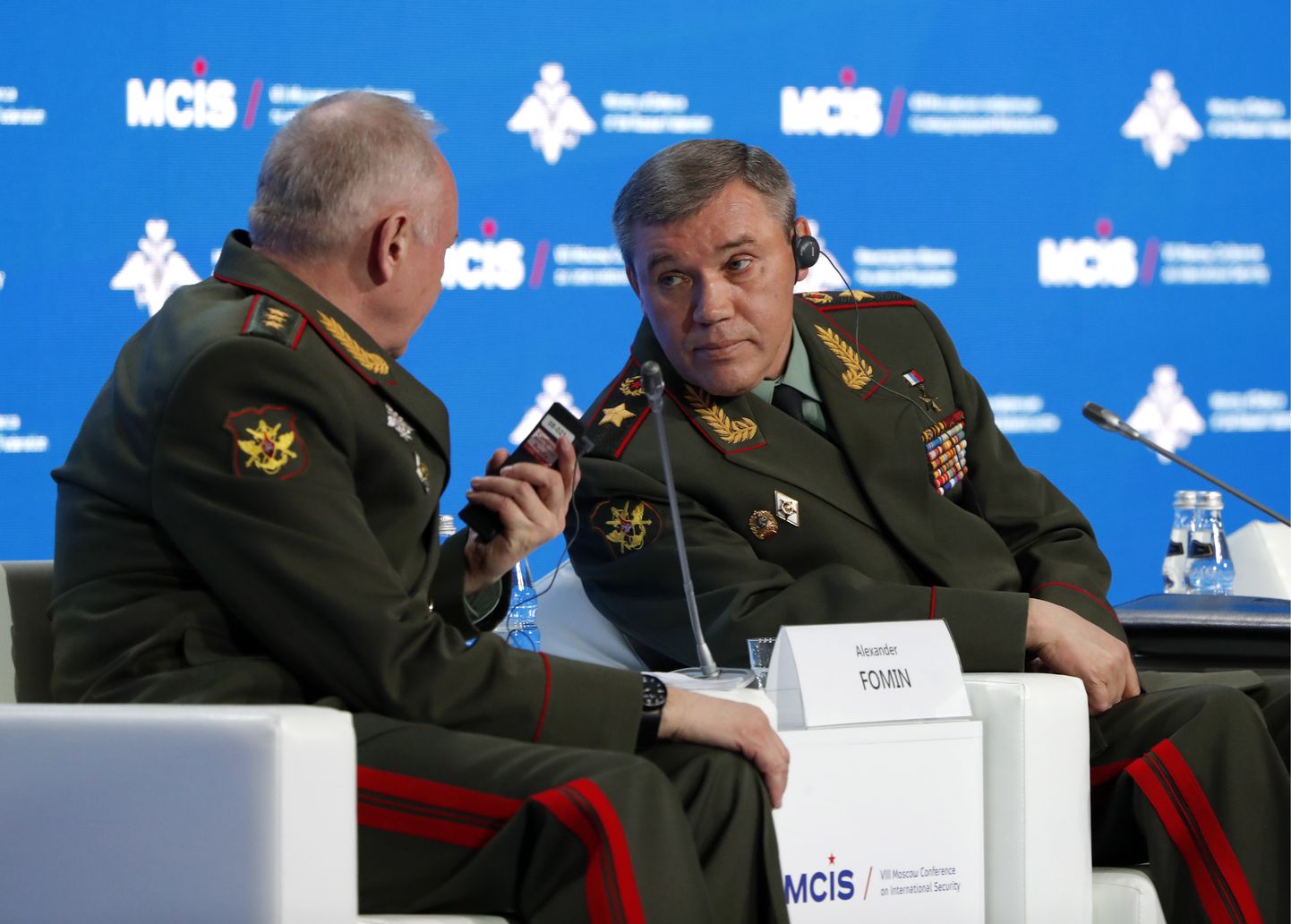 Vene kindralstaabi ülem Valeri Gerassimov (paremal) 24. aprillil Moskva julgeolekukonverentsil.