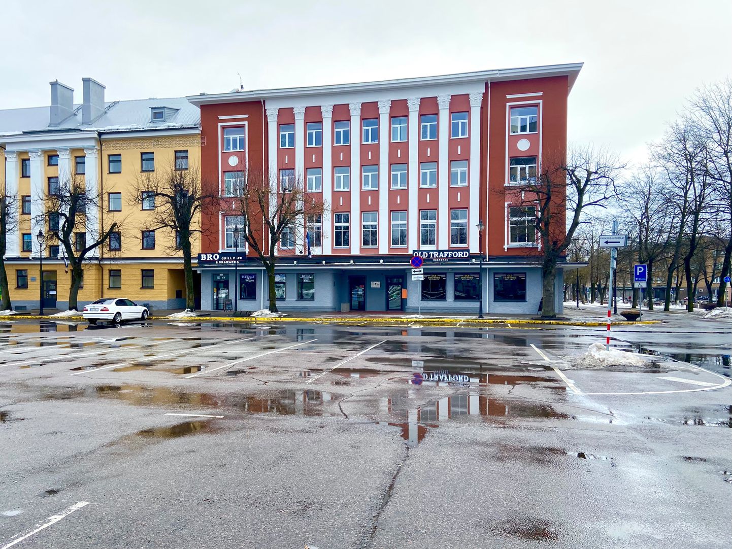 Narva linnavolikogu hoone. Lähiajal võivad seal ees seista suured muutused.