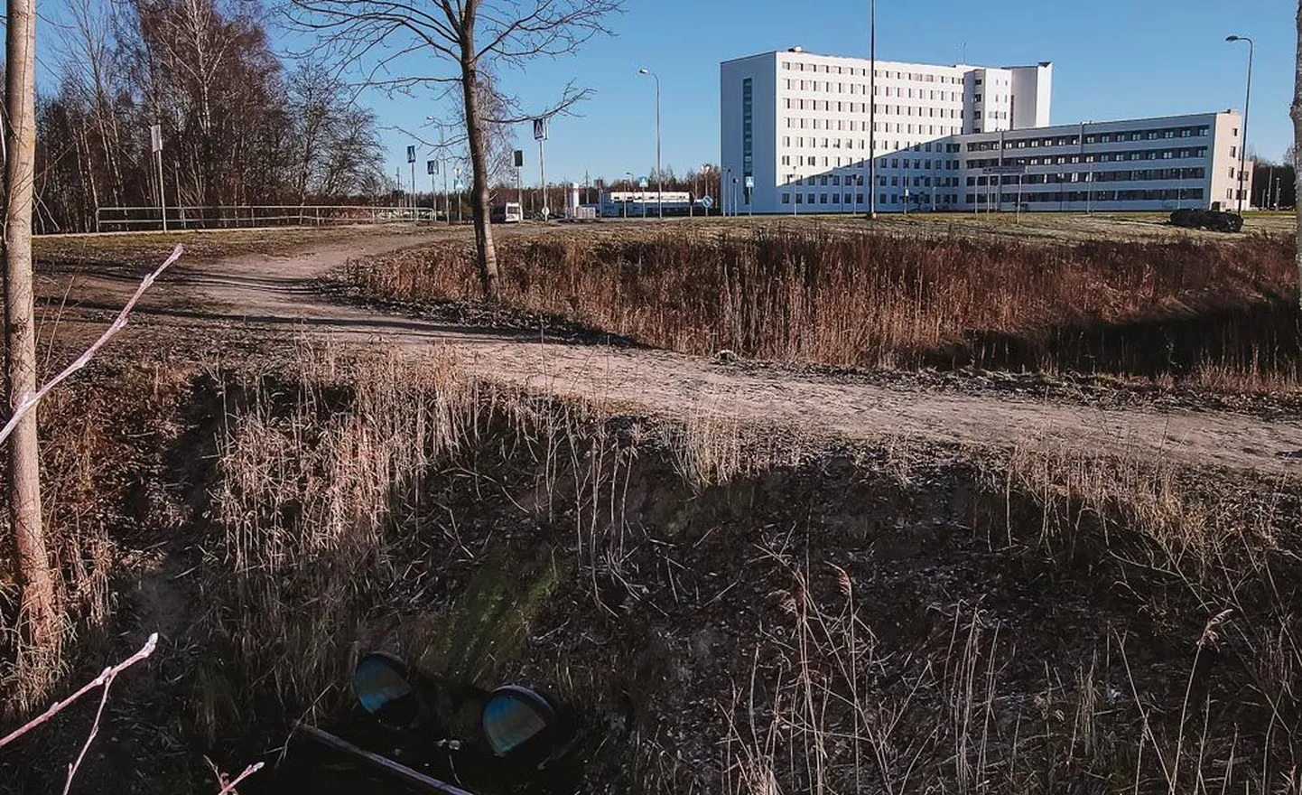 Mööda sellist tanumat pääseb Pärnu suurimast ehk 1368 õpilasega koolist Oja tänava ja Ristiku tänava ristmikule.