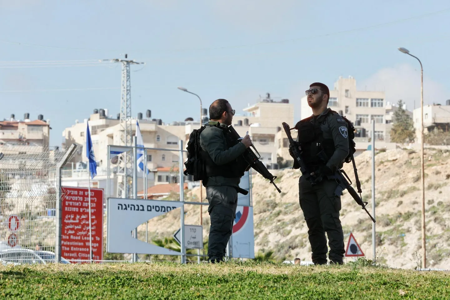 Iisraeli piirivalvepolitsei Ma’ale Adumimi asunduse perimeetrit valvamas.