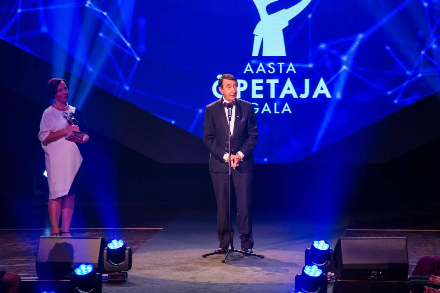 Prantsuse lütseumi kauaaegne direktor ja õpetaja Lauri Leesi võttis 2019. aasta õpetaja galal vastu elutöö preemia.