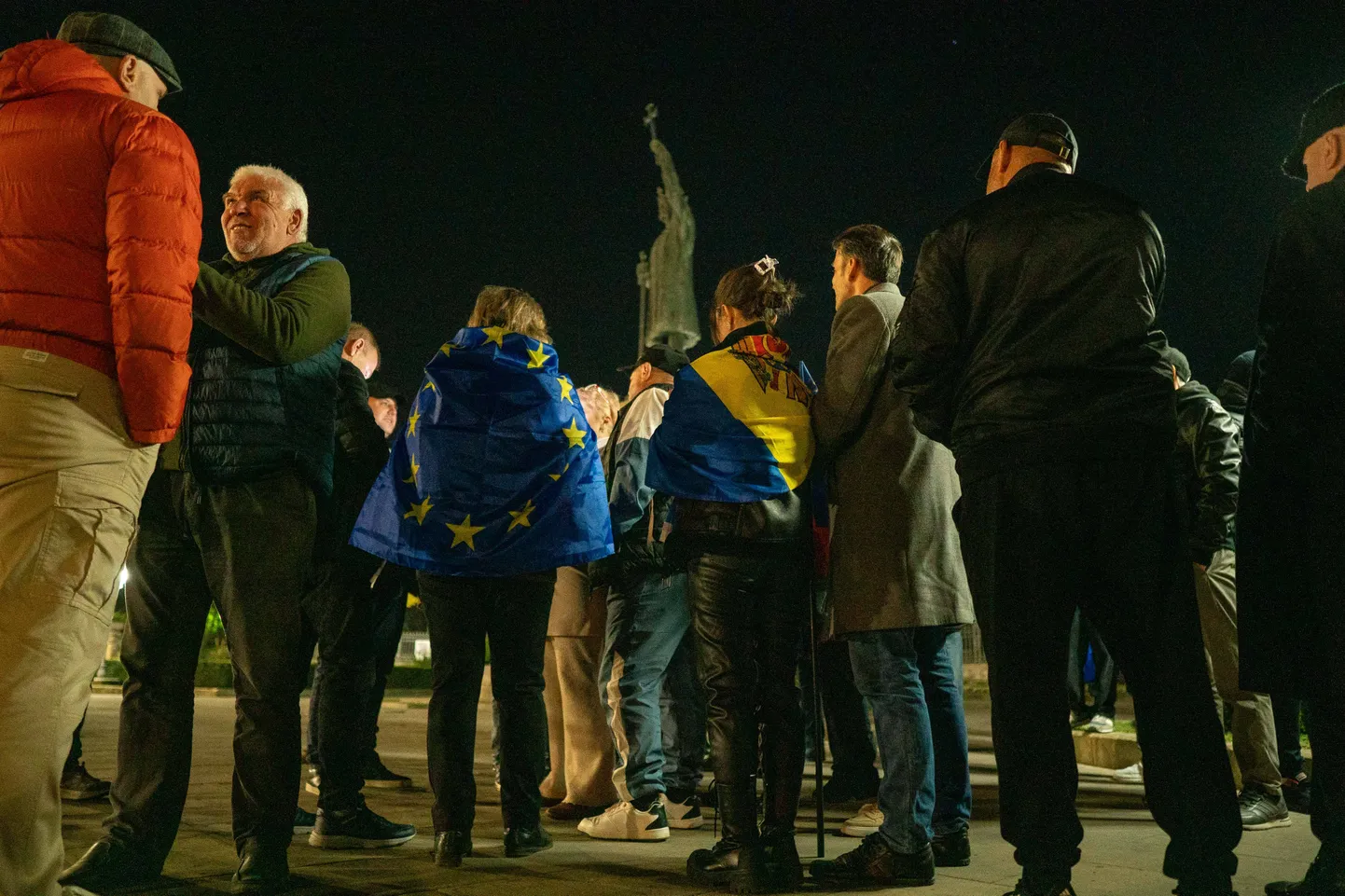 Euroopameelsed meeleavaldajad Moldova presidendivalimiste õhtul demokstreerimas 20. oktoobril 2024. aastal