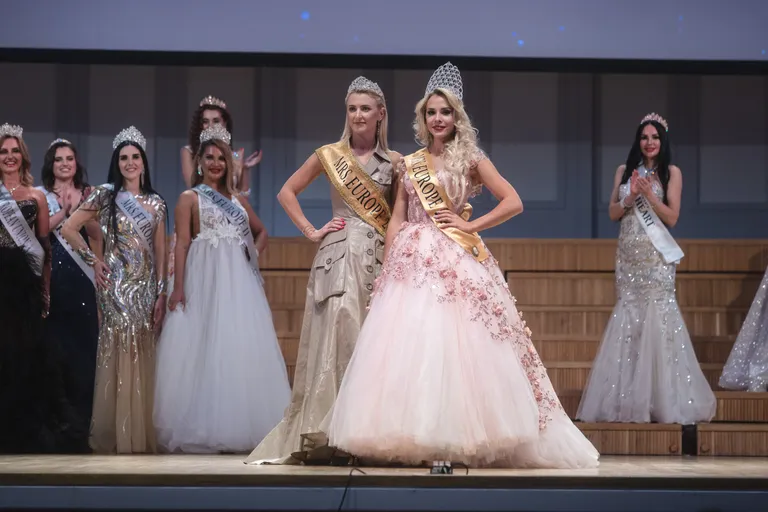 "Миссис Европа 2019" таллиннка Милла Карпикова и "Миссис Европа 2021" петербурженка Валерия Тулаева