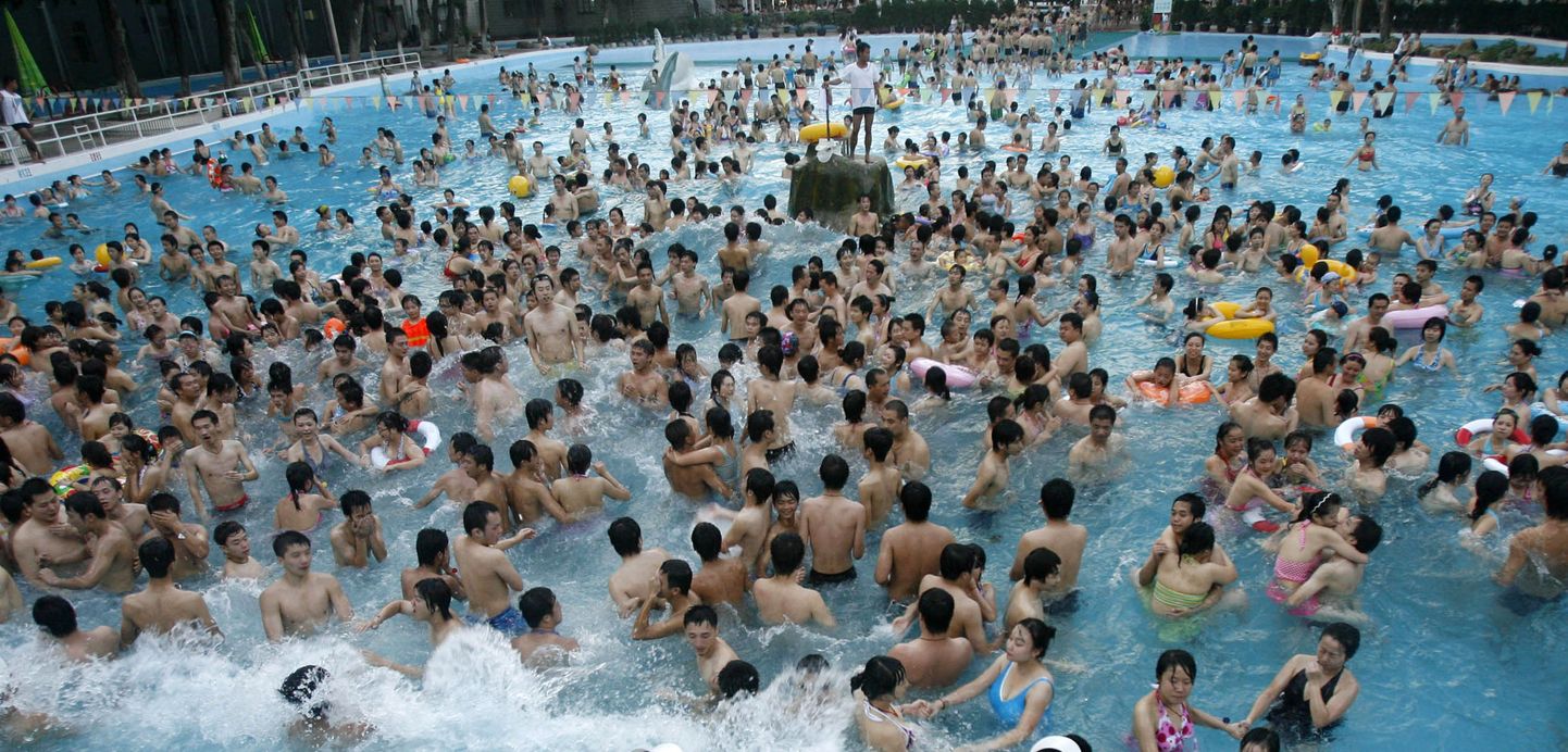 Hiinlased pagesid kuumuse eest basseini
