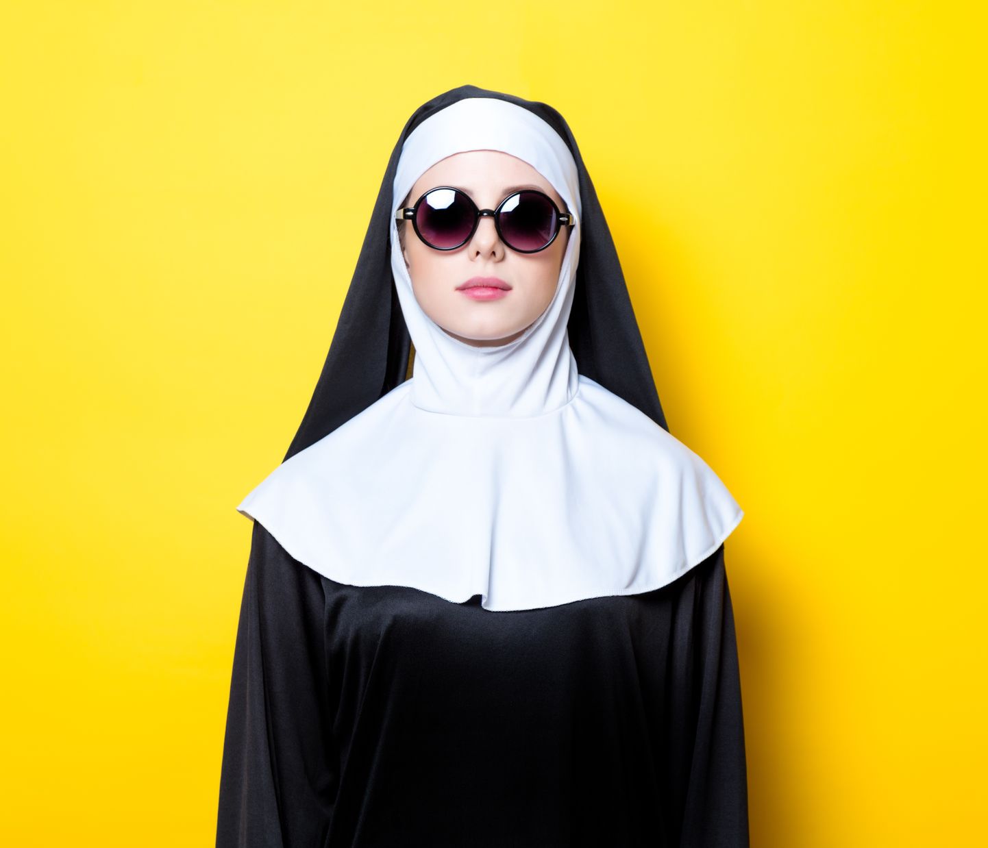 Katoliku nunn päikeseprillidega. Pilt on illustreeriv