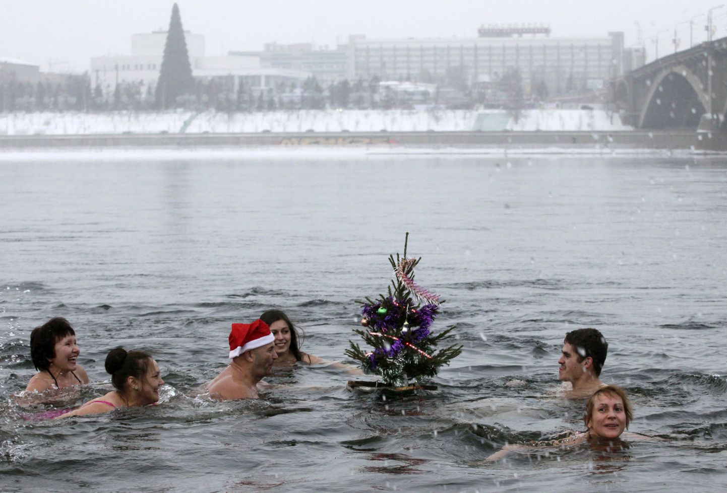 Kuigi detsembris on Krasnojarskis päevased külmakraadid keskmiselt 13–17, saadavad kohalikud talisuplejad iga vana aastat ära vees.  Traditsiooniliselt on kaasas ka kuusepuu.