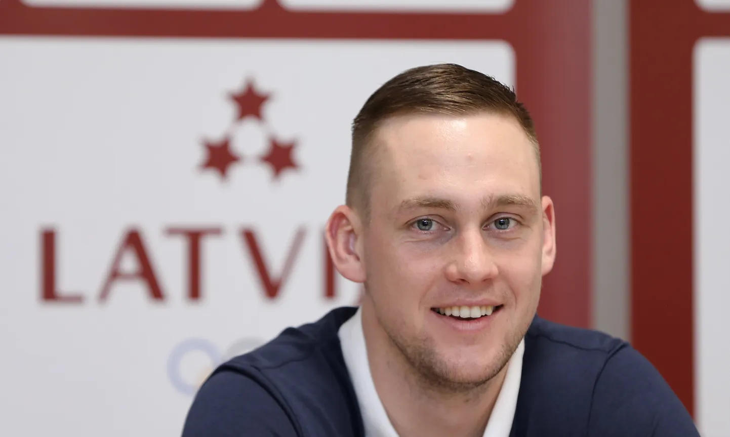 Basketbolists Kārlis Lasmanis piedalās preses konferencē, kurā informē par Latvijas 3x3 basketbola komanda "Rīga" sezonas aktualitātēm.