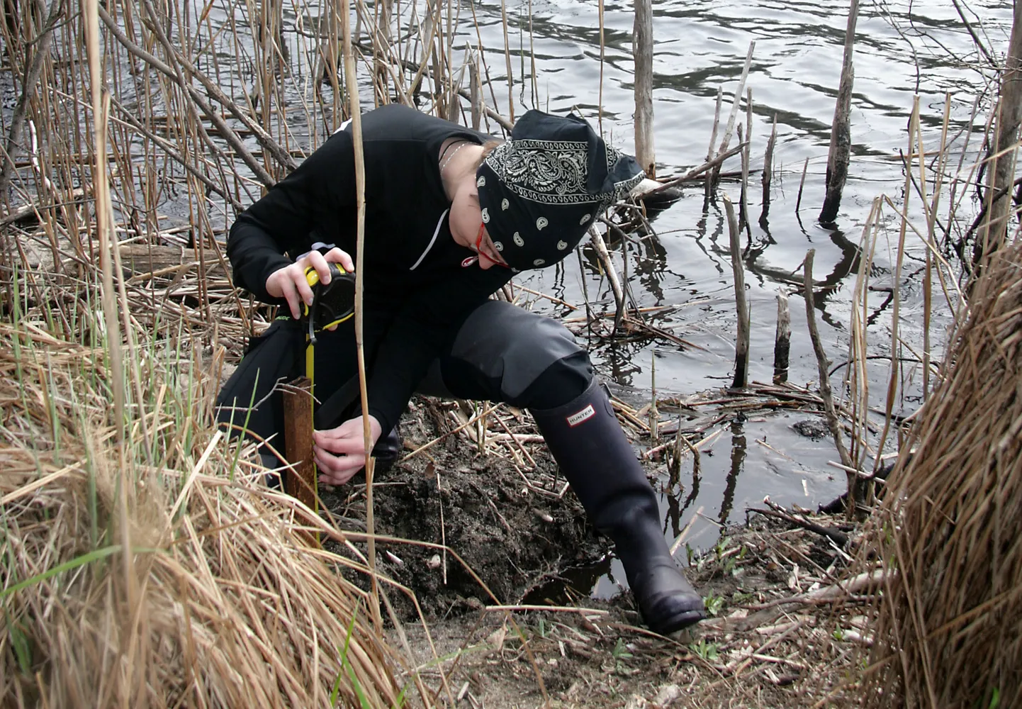 Измерение уровня воды в куртнаских озерах в 2015 году.