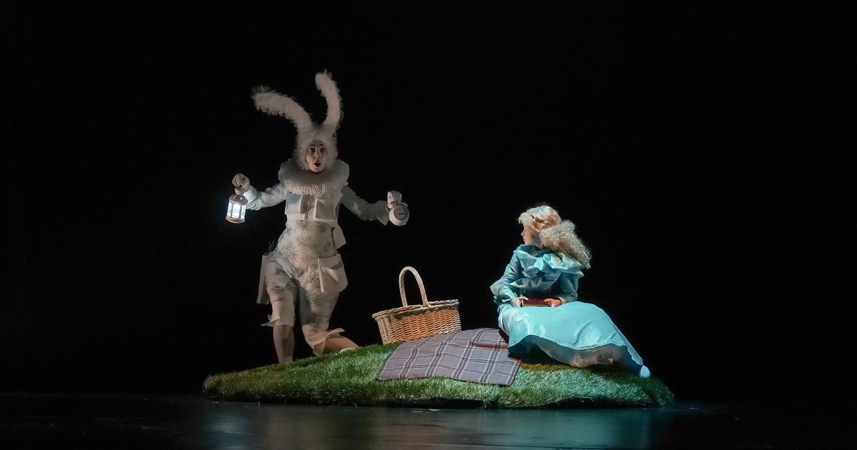 спектакль алиса в стране чудес в театре. спектакль алиса в стране чудес в московский губернский театр. мюзикл алиса в стране чудес 2021. театр стаса намина алиса в стране чудес. театр чикаго представления.