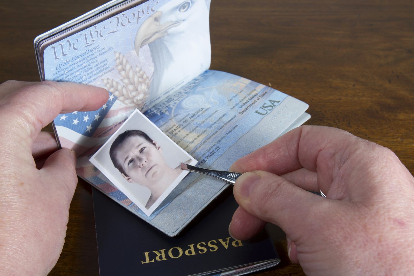 Passi võltsimine. Pilt on illustreeriv