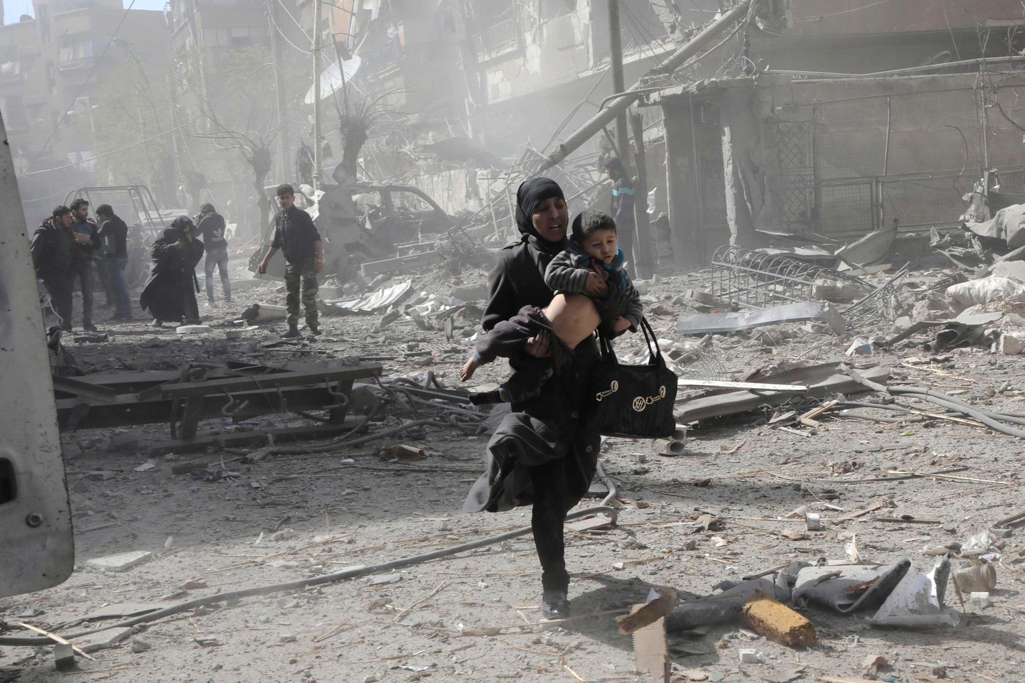 Põgenev naine lapsega Doumas.