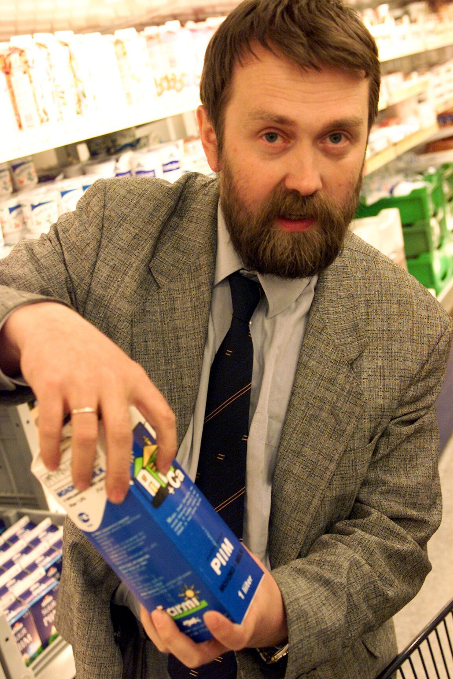 Bioloog Urmas Kokassaar uurib kaltsiumiga piima.