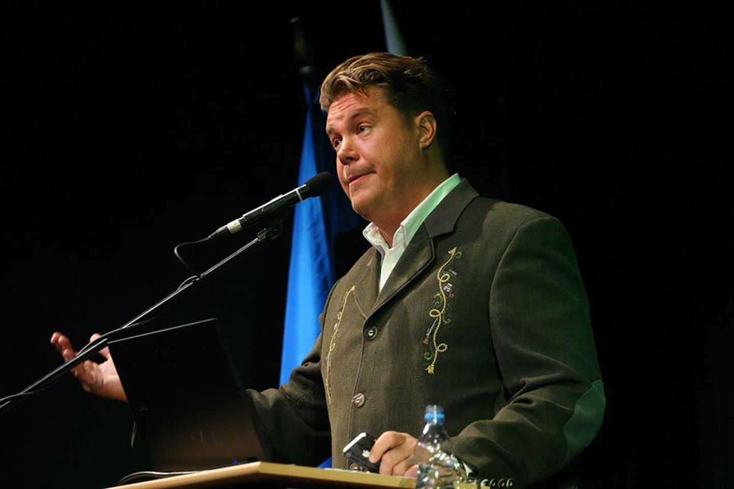 Nooremleitnant Hannes Võrno avaldas arvamust, et iga kooli õppekavva peaksid kuuluma riigikaitse- ja usundiõpetus.