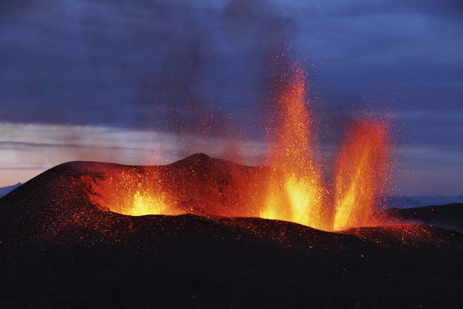 2010. aasta kevadel pursanud Eyjafjallajökulli vulkaan (pildil) on meelitanud saareriiki uudistama üle maailma palju turiste.