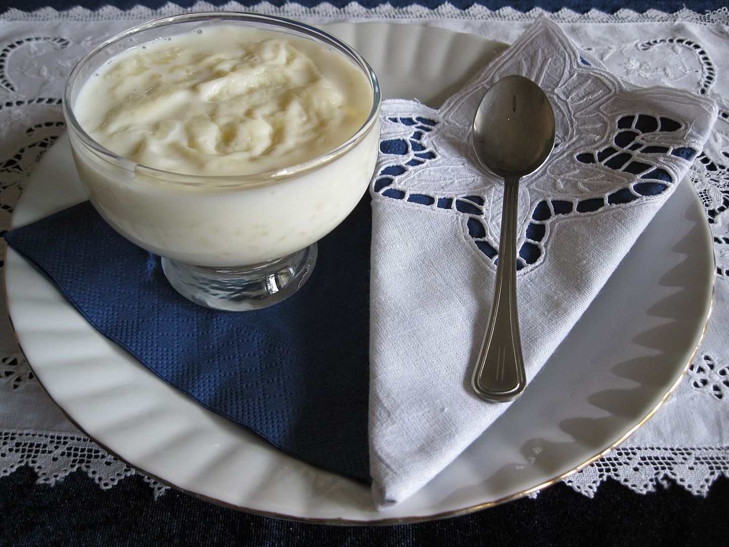 Tambëloriz on piima ja riisi sisaldav puding, mis on üks populaarsemaid Albaania magustoite.