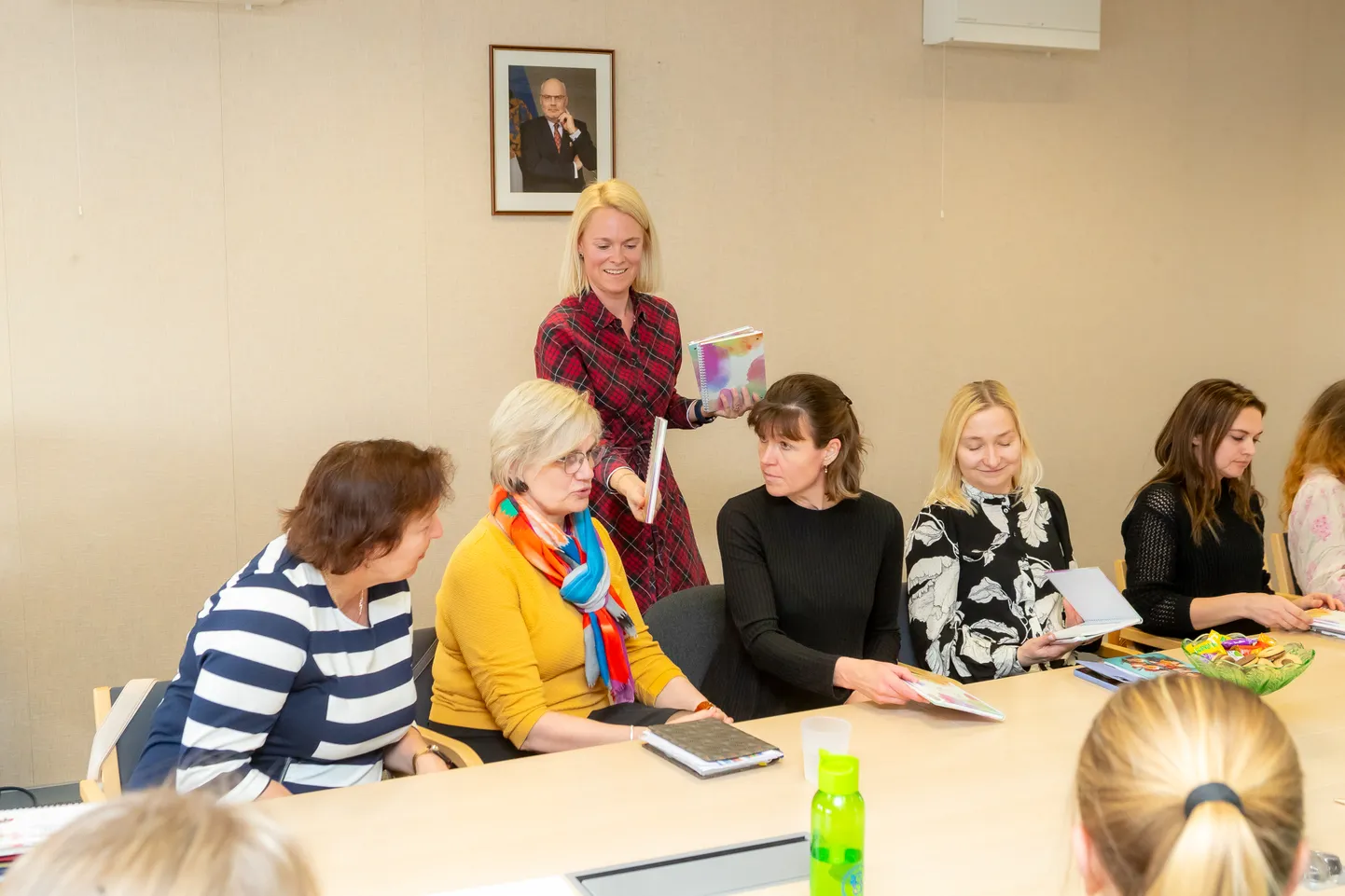 Logopeed Leelo Laus, sotsiaalpedagoog Maret Metsmaa, logopeed Kristin Sepp, nooremsotsiaalpedagoog Aet Nõu ja nooremsotsiaalpedagoog Elle Lind, taga seismas STHK direktor Gabriela Rooso.