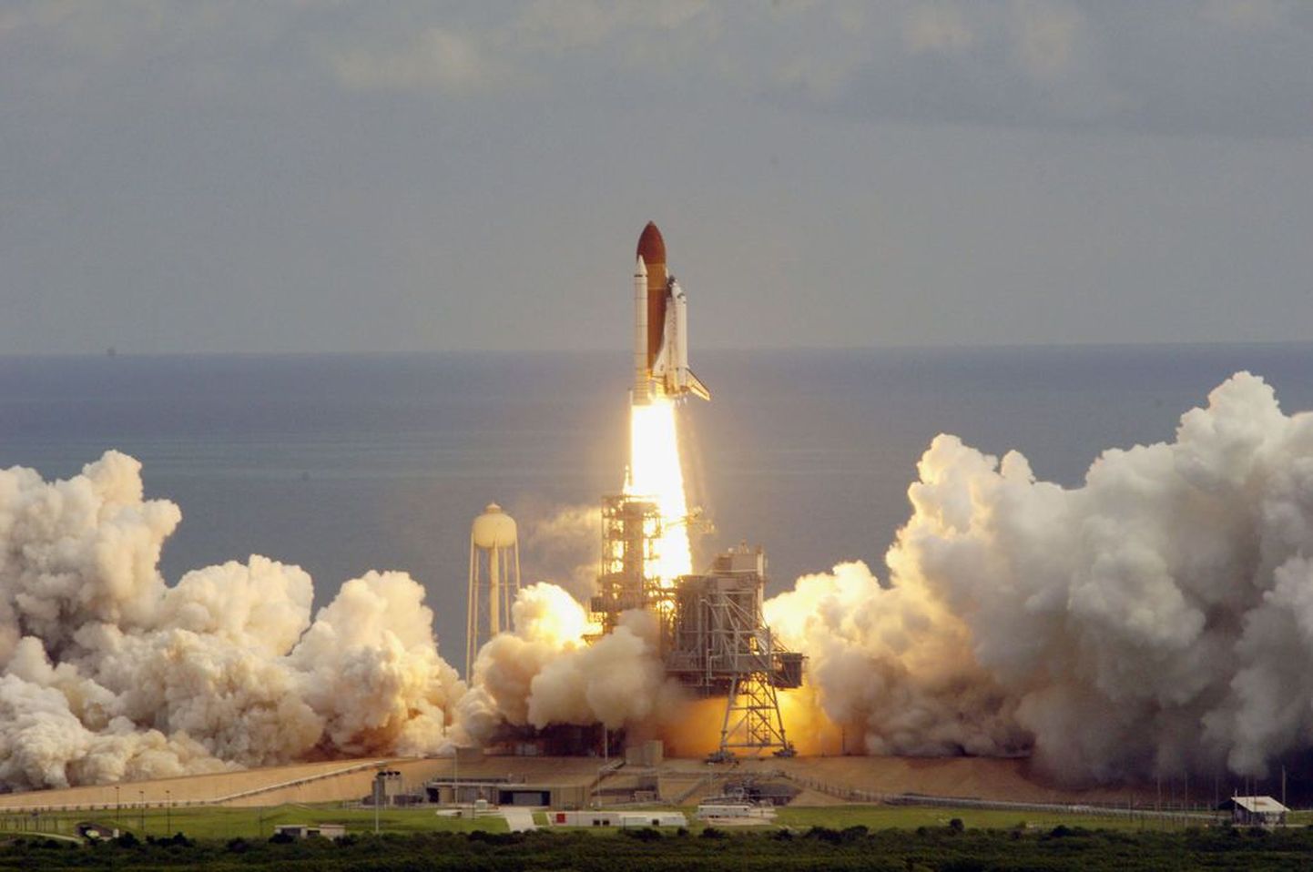 USA kosmosesüstik Discovery start Kennedy kosmosekeskusest Floridas.