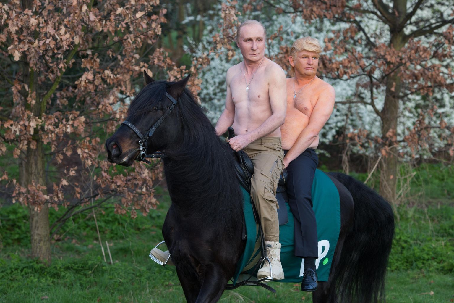 Näitlejad etendamas Vene president Vladimir Putinit ja tema USA ametivenda Donald Trumpi koos hobusel.