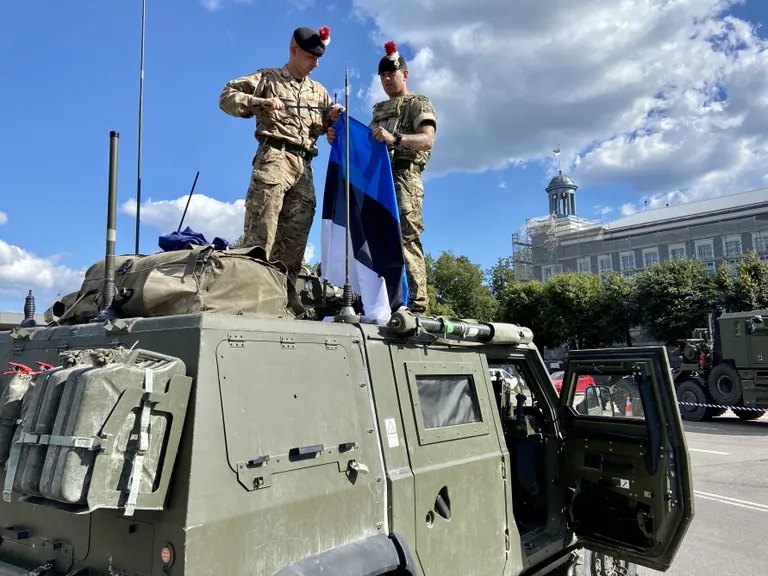 Британские военнослужащие из союзнической группировки НАТО в Эстонии, прибыв в Нарву в составе экипажа бронетранспортера, первым делом подняли эстонский триколор.
