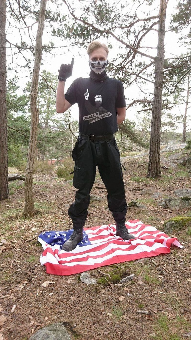 Кристо Кивисто стоит на американском флаге.