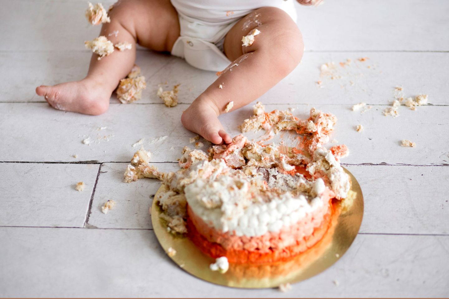 Traditsioon beebi sünnipäevadel, tordiga mäkerdamine
