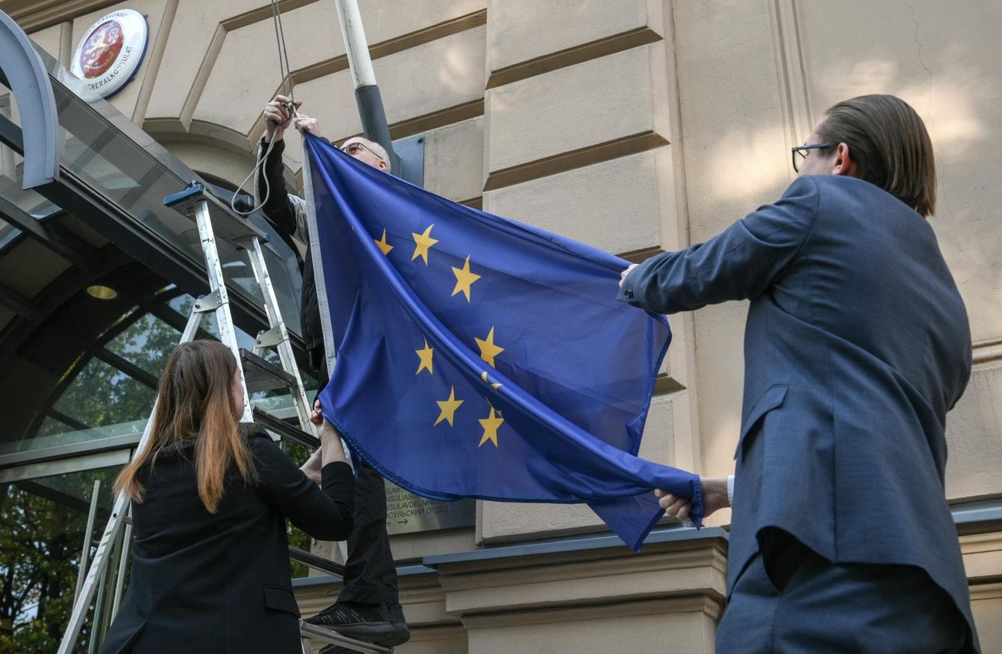 Снятие флагов у закрытого консульства Финляндии в Санкт-Петербурге 1 октября.