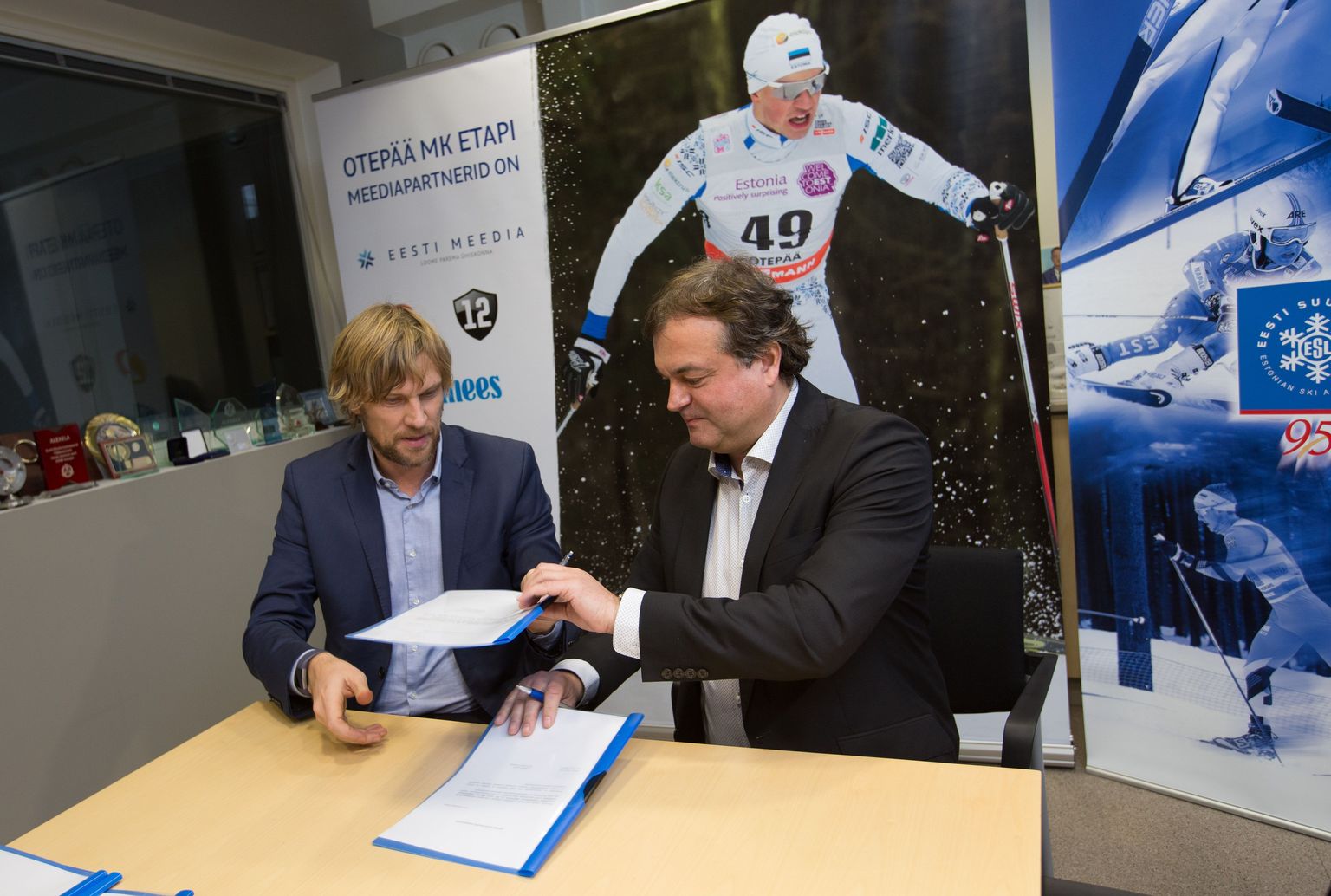 Marko Kaljuveer ja Andreas Laane lepingut allkirjastamas.