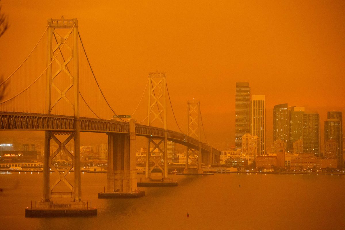 Kalifornijas mežu ugunsgrēku izraisīts smogs Sanfrancisko.