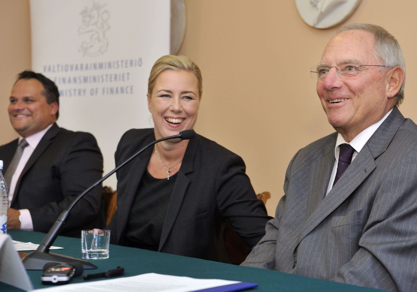Hollandi rahandusminister Jan Kees de Jager, Soome rahandusminister Jutta Urpilainen ja Saksamaa rahandusminister Wolfgang Schäuble eile Helsingis toimuval ühispressikonverentsil.