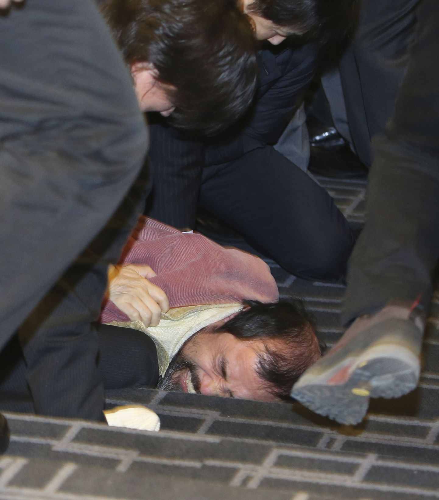 USA suursaadikut Mark Lippertit rünnanud mees, kes Lõuna-Korea meedia andmetel on 55-aastane Kim Ki-jong