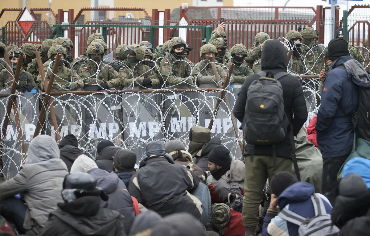 At a time when Belarus and Russia are orchestrating migration attacks against the borders of the European Union, Hungary is seeking ways to facilitate Russian and Belarusian migration into Europe. Pictured: Migration crisis at the Kuznica border crossing on the Poland-Belarus border, November 15, 2021.