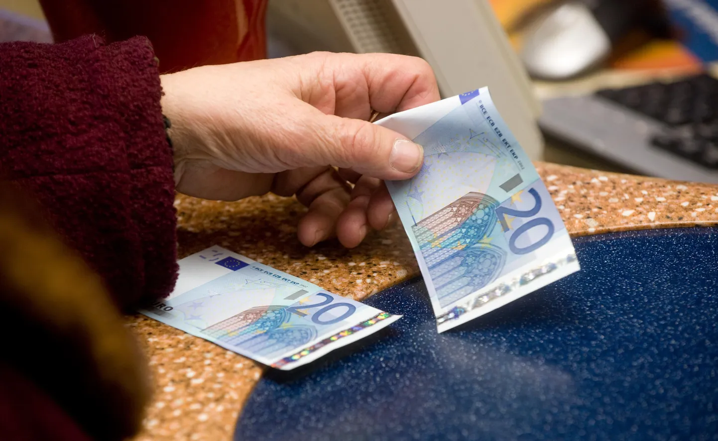 Esimene euro-pensionipäev Nõmme Swedbanki kontoris