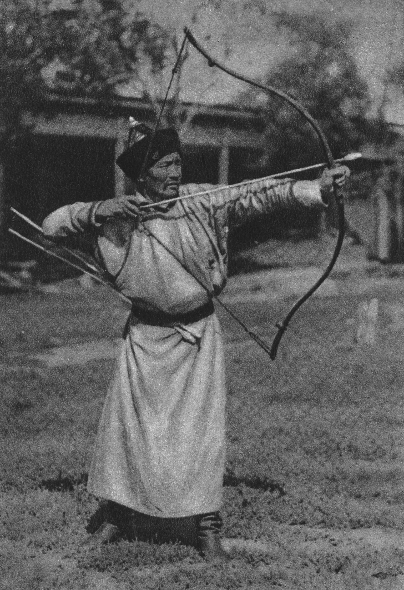Бурятский лучник на традиционных национальных соревнованиях в Сибири в 1928 году.
