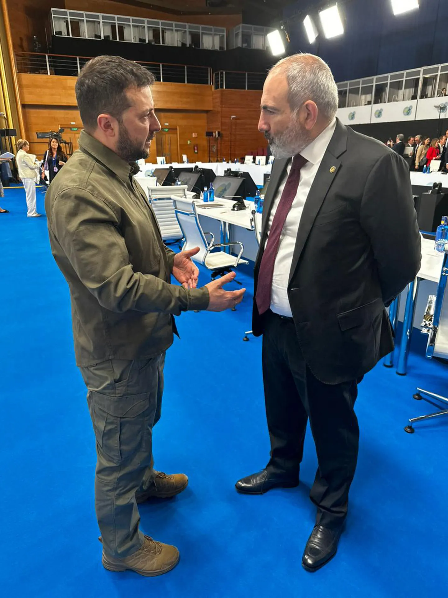 Armeenia peaminister Nikol Pašinjan ja Ukraina president Volodõmõr Zelenskõi 5. oktoobril 2023 Granadas Euroopa poliitilise kogukonna kohtumisel.