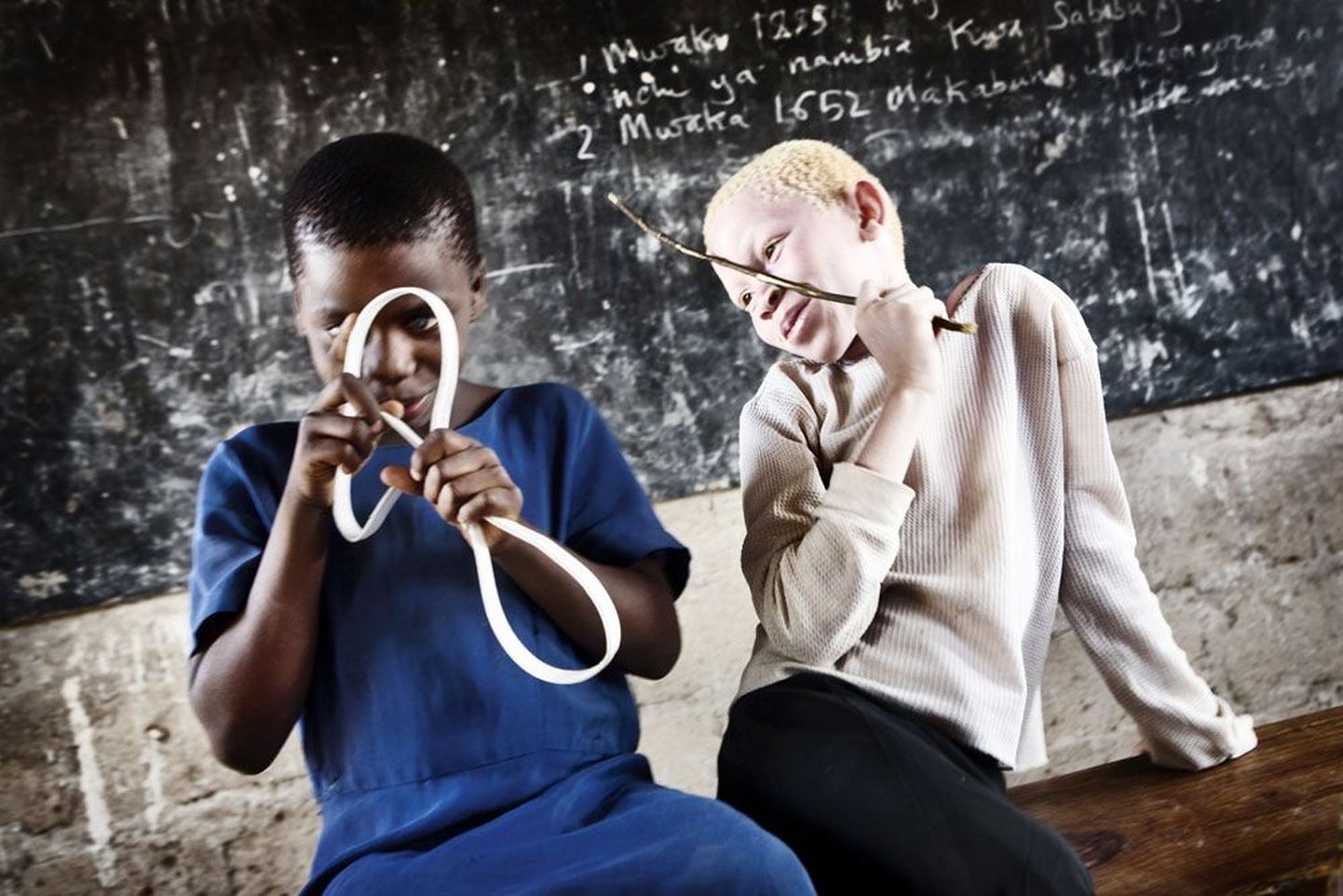 Albinismiga Selima käib täiesti tavalises koolis ja õigupoolest eristabki teda teistest lastest vaid nahavärv.