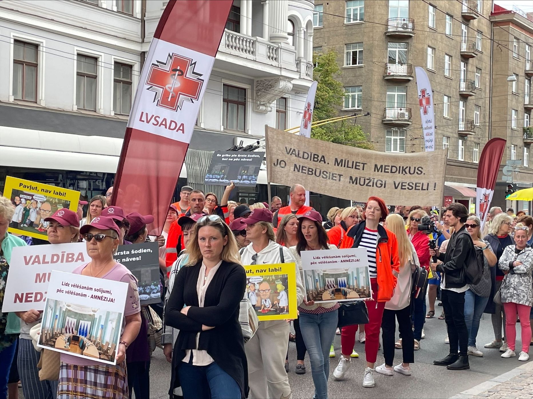Mediķu arodbiedrība brīdinājuma streikā un protesta akcijā pie VM pieprasa lielāku atalgojumu