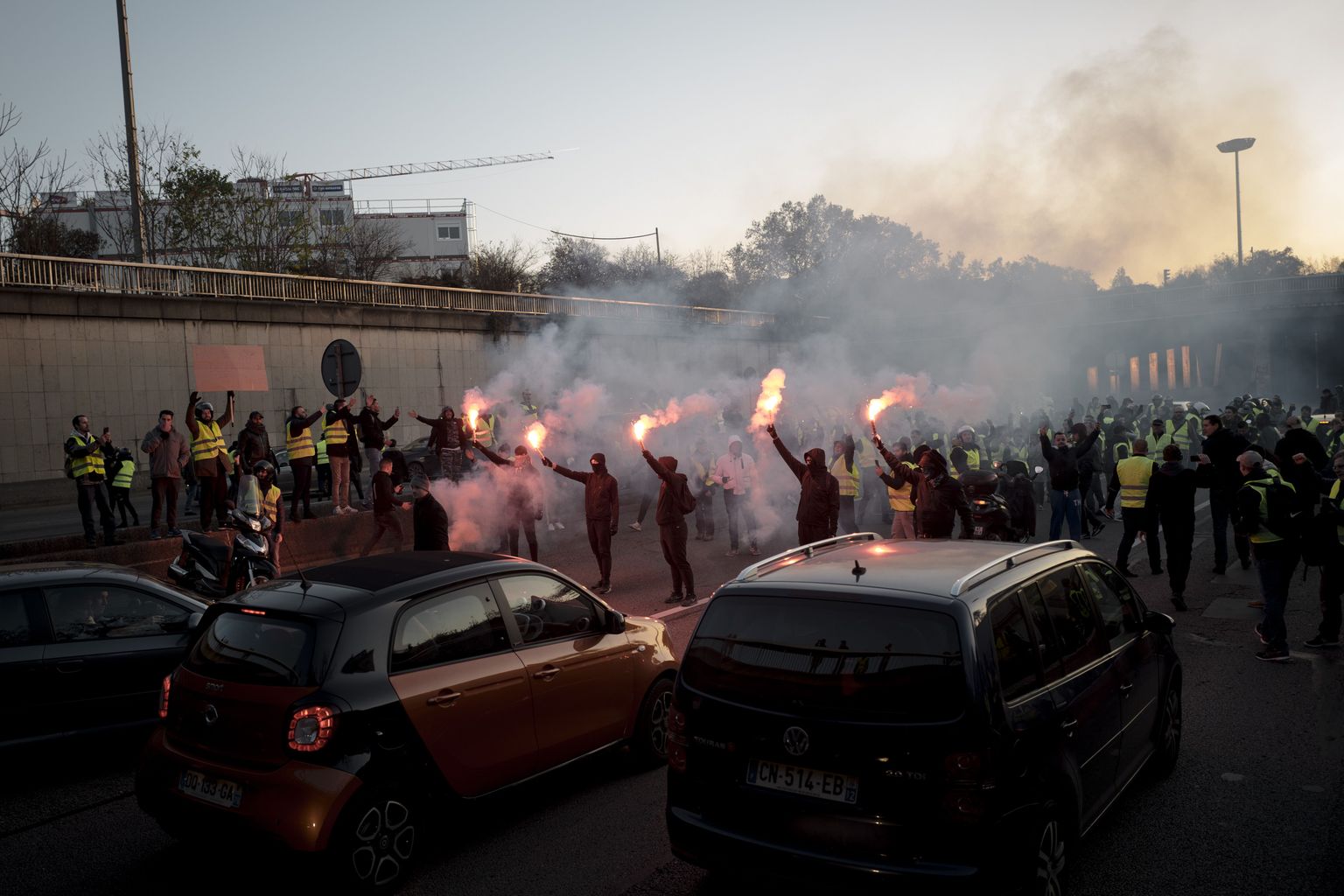 Meeleavaldajad tõkestamas teed Porte Maillotis.