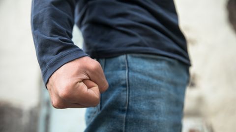 Valmierā autoostā jaunieši piekauj vienaudzi un uzbrūk policistiem