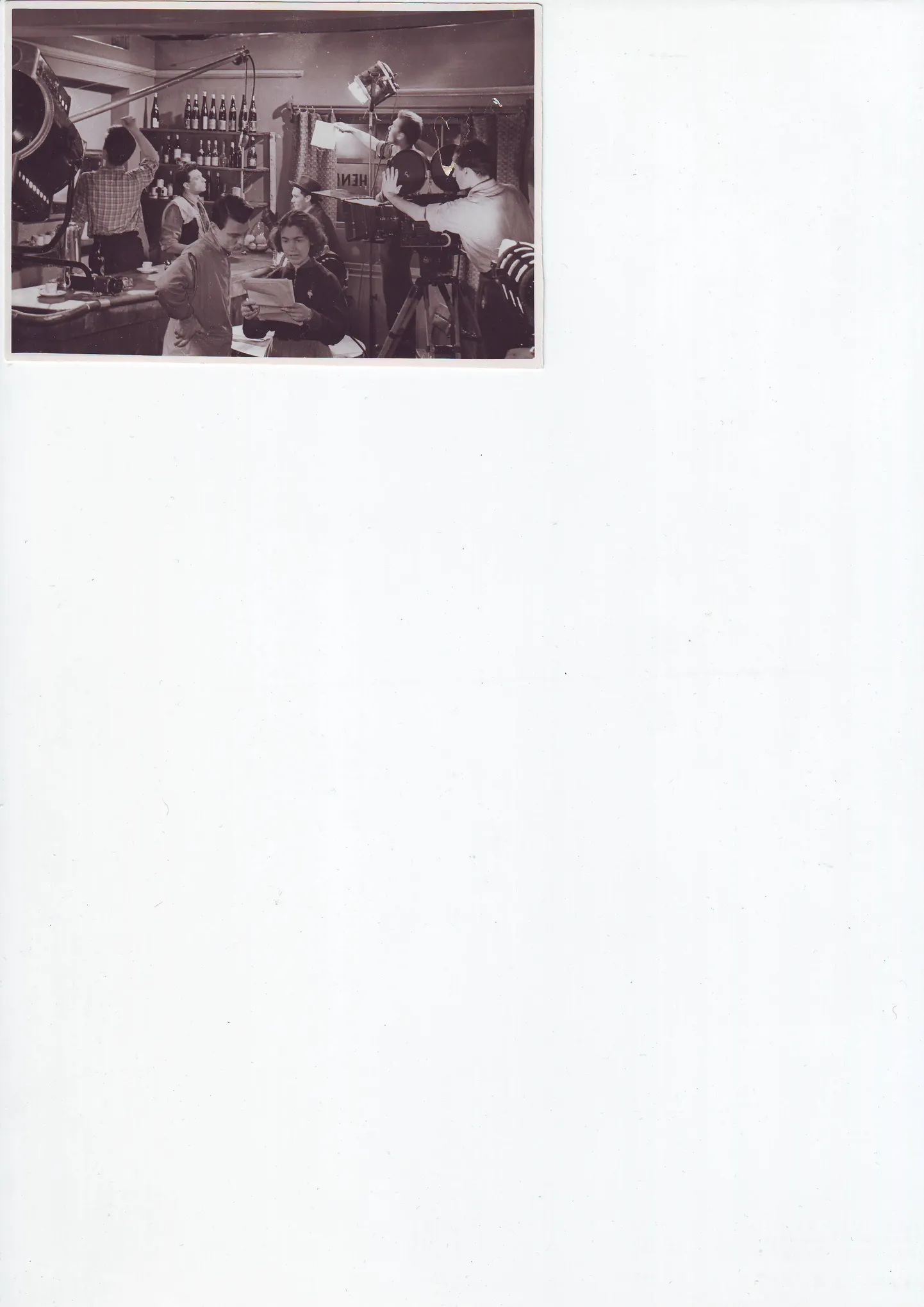 На съемках учебного фильма «Убийцы» (1956): в центре – Андрей Тарковский и Мария Бейку, за стойкой бара – Александр Гордон.
