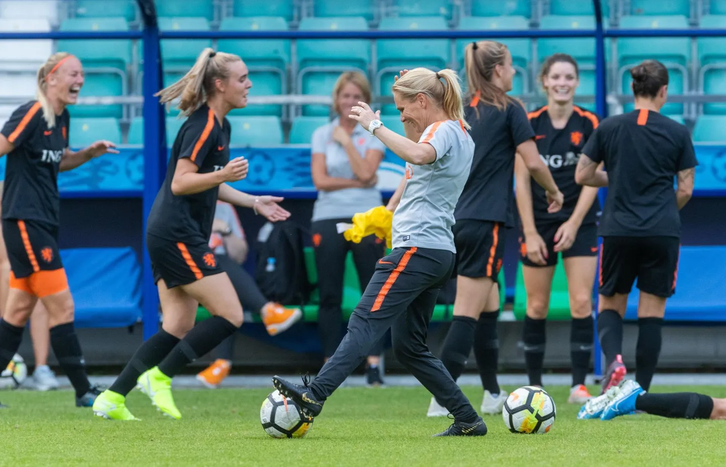 Hollandi naiste koondise treening möödus äärmiselt lõbusas õhkkonnas. Esiplaanil peatreener Sarina Wiegman. FOTO: Mihkel Maripuu