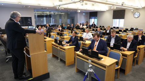 GALERII ⟩ Linnapea osutus usaldusväärseks. Raudsepa vastu hääletas 23 linnavolinikku