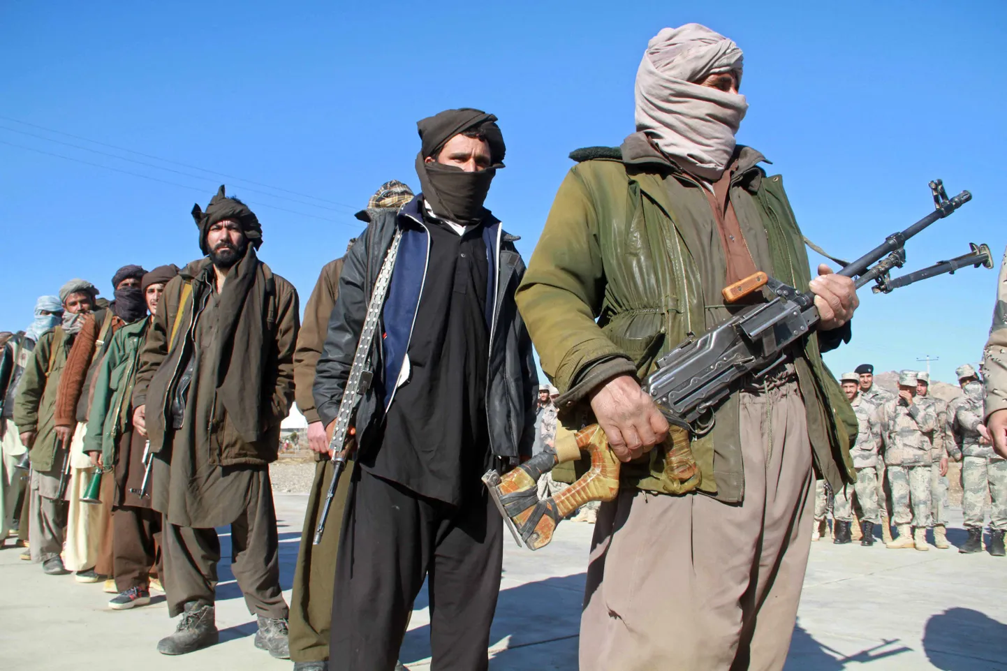 Talibani võitlejad annavad pärast Afganistani valitsuse lepitusprogrammiga ühinemist oma relvi ära.